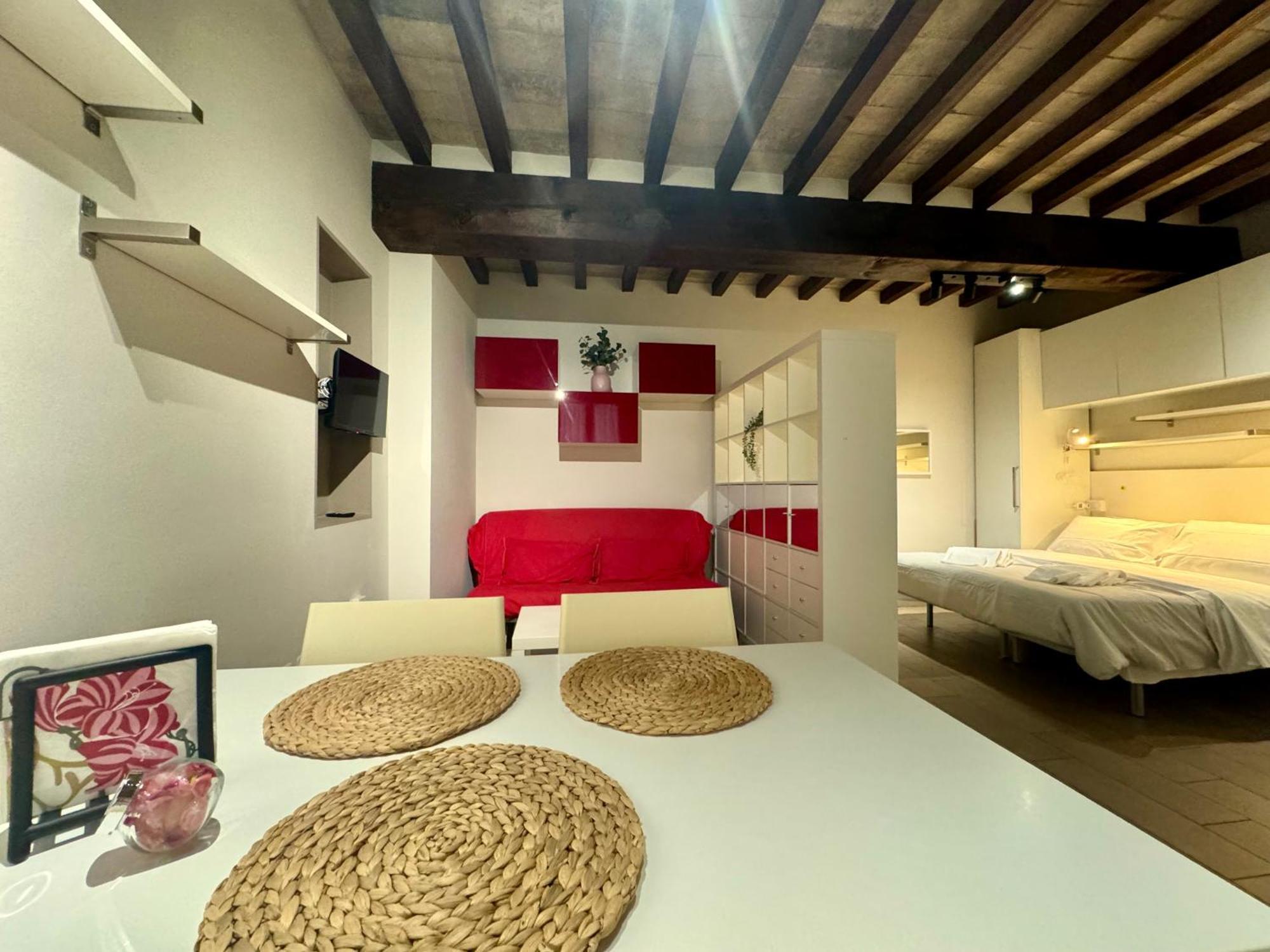 Niki O. Apartments Parma Szoba fotó